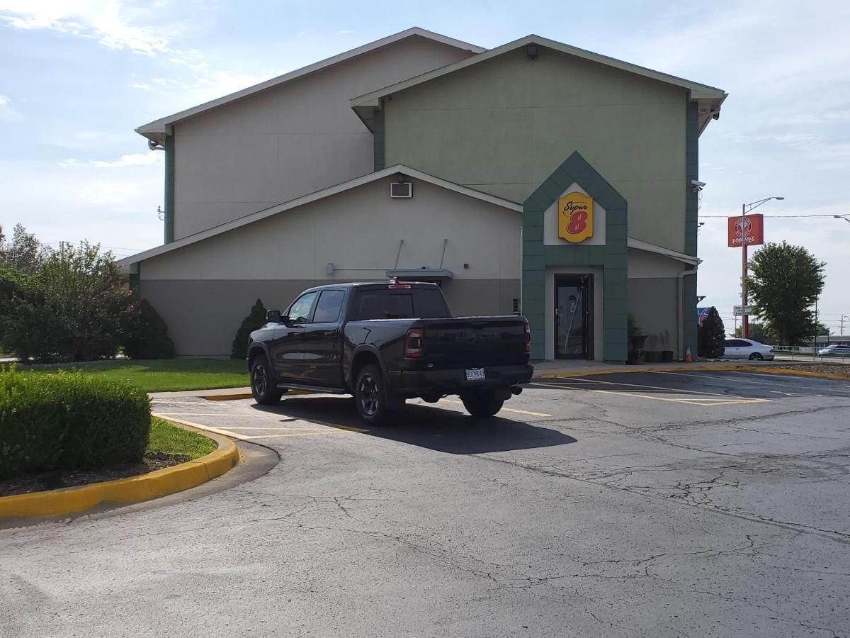 Super 8 By Wyndham Kansas City At Barry Road/Airport Екстер'єр фото