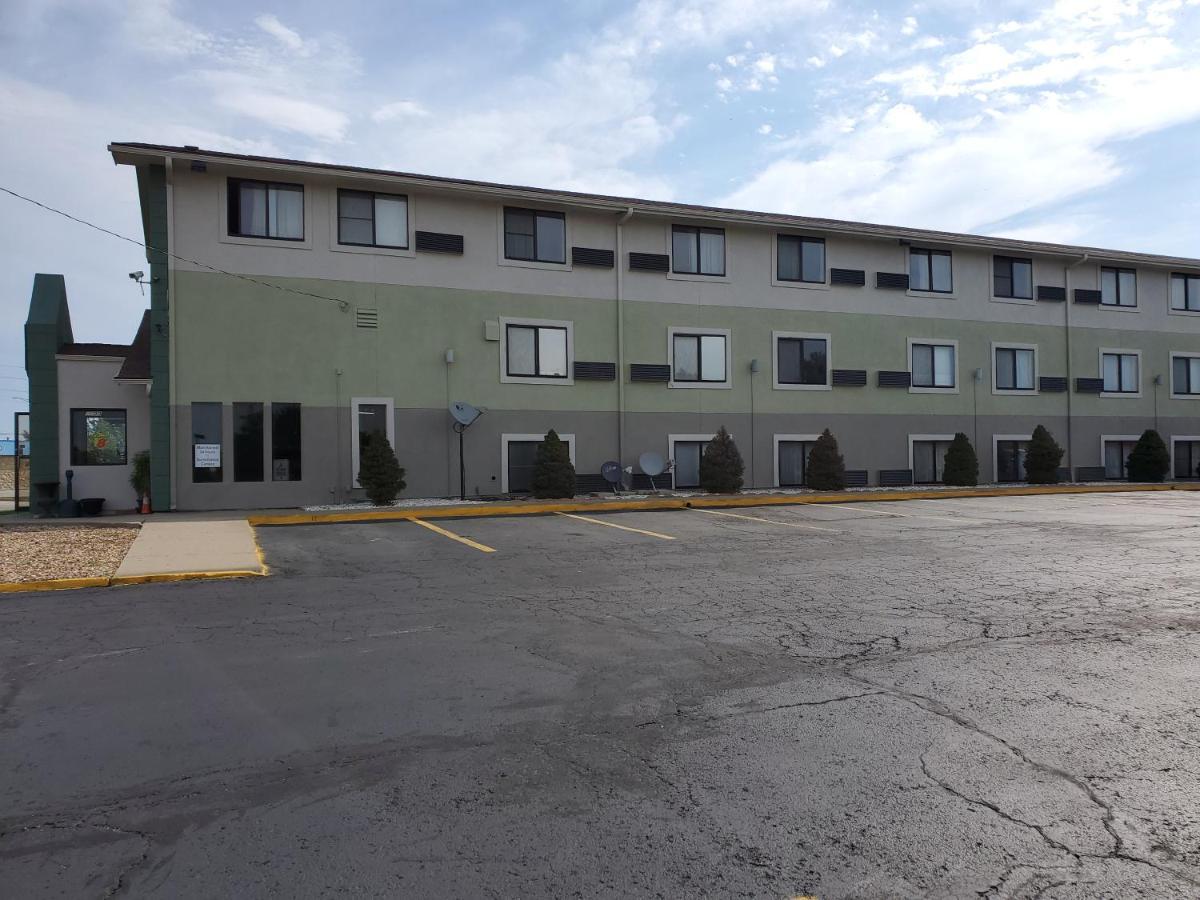 Super 8 By Wyndham Kansas City At Barry Road/Airport Екстер'єр фото