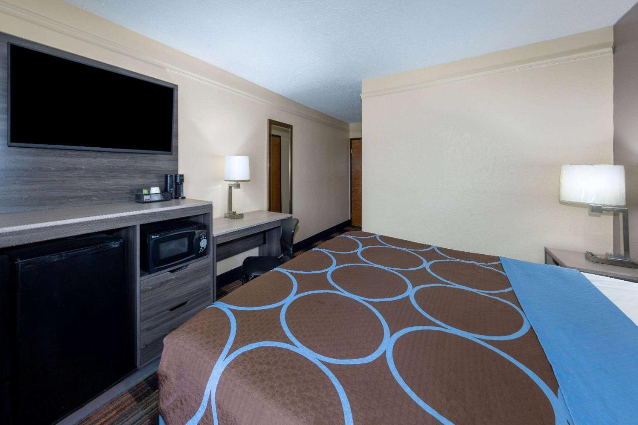 Super 8 By Wyndham Kansas City At Barry Road/Airport Екстер'єр фото