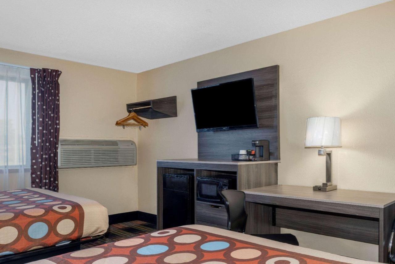 Super 8 By Wyndham Kansas City At Barry Road/Airport Екстер'єр фото