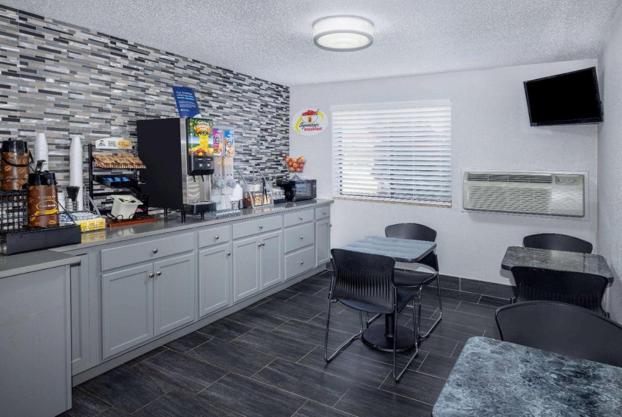 Super 8 By Wyndham Kansas City At Barry Road/Airport Екстер'єр фото