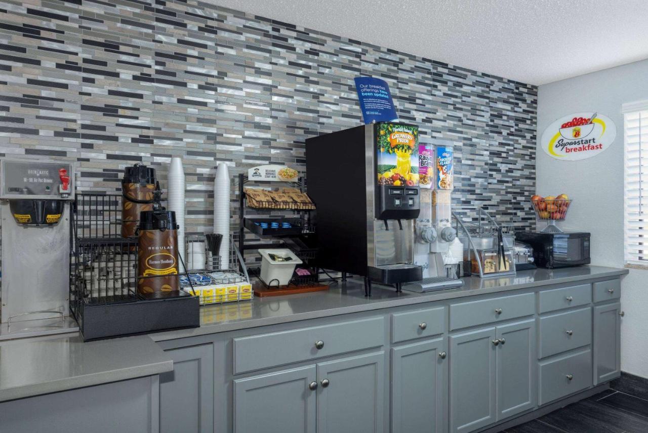 Super 8 By Wyndham Kansas City At Barry Road/Airport Екстер'єр фото