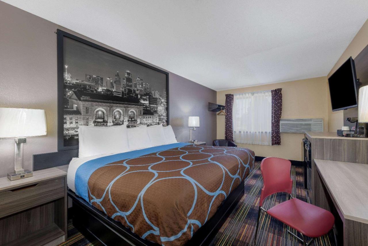 Super 8 By Wyndham Kansas City At Barry Road/Airport Екстер'єр фото
