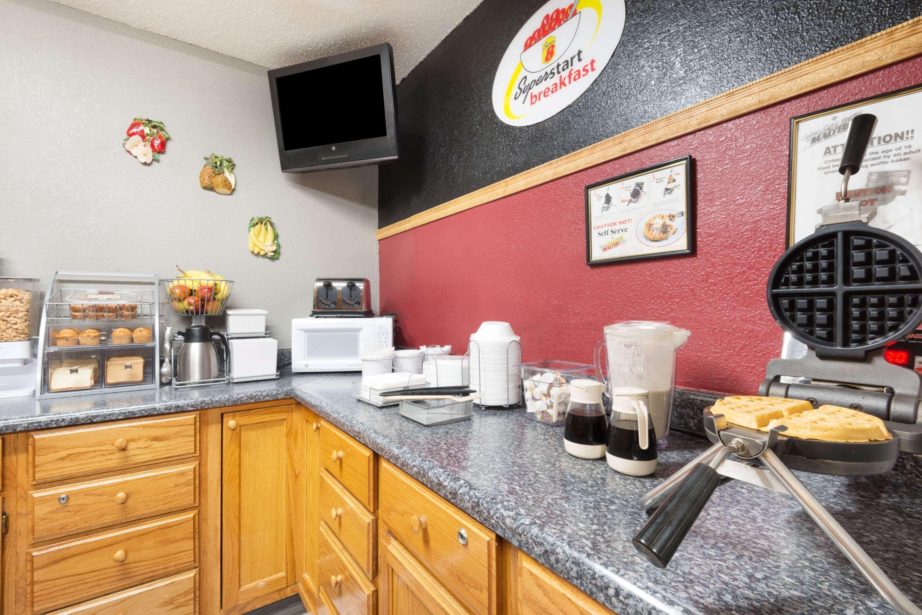 Super 8 By Wyndham Kansas City At Barry Road/Airport Екстер'єр фото