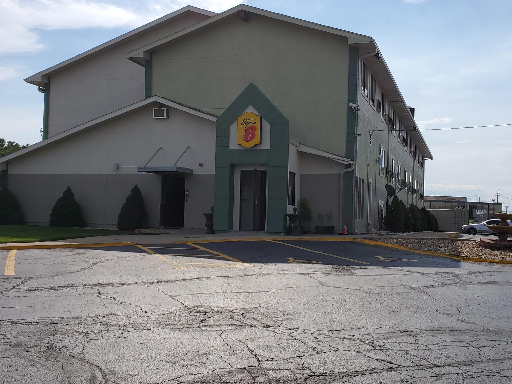 Super 8 By Wyndham Kansas City At Barry Road/Airport Екстер'єр фото