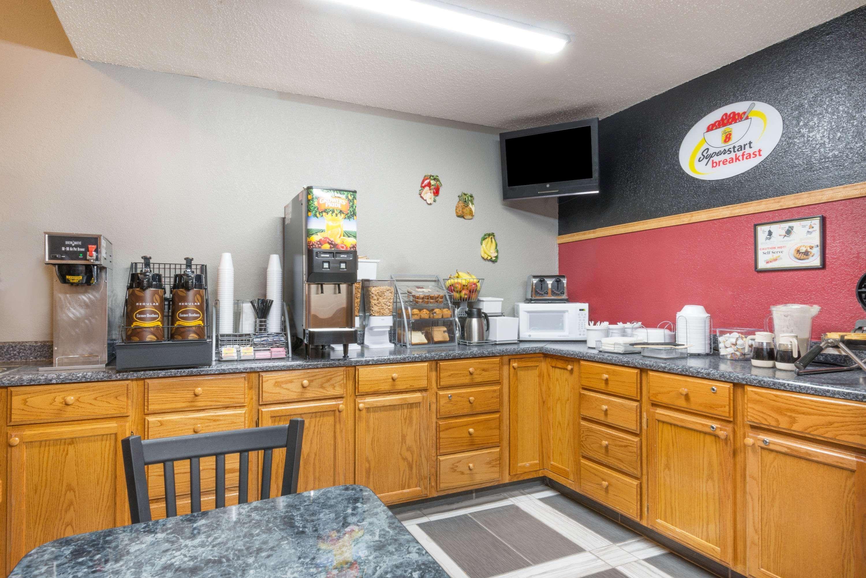 Super 8 By Wyndham Kansas City At Barry Road/Airport Екстер'єр фото