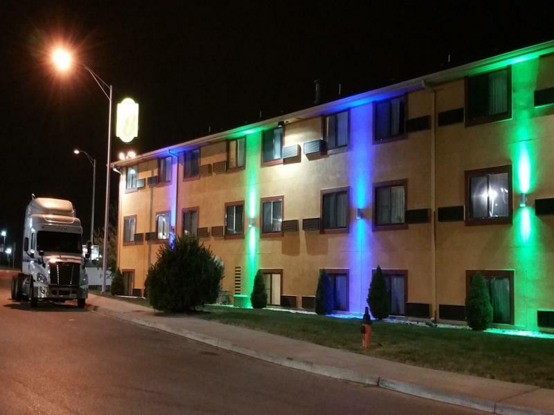 Super 8 By Wyndham Kansas City At Barry Road/Airport Екстер'єр фото