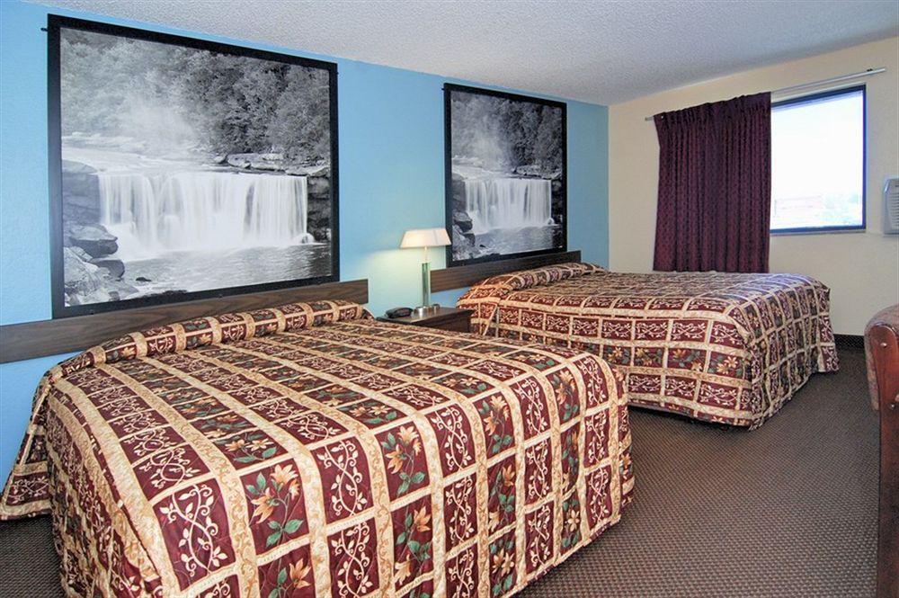 Super 8 By Wyndham Kansas City At Barry Road/Airport Екстер'єр фото