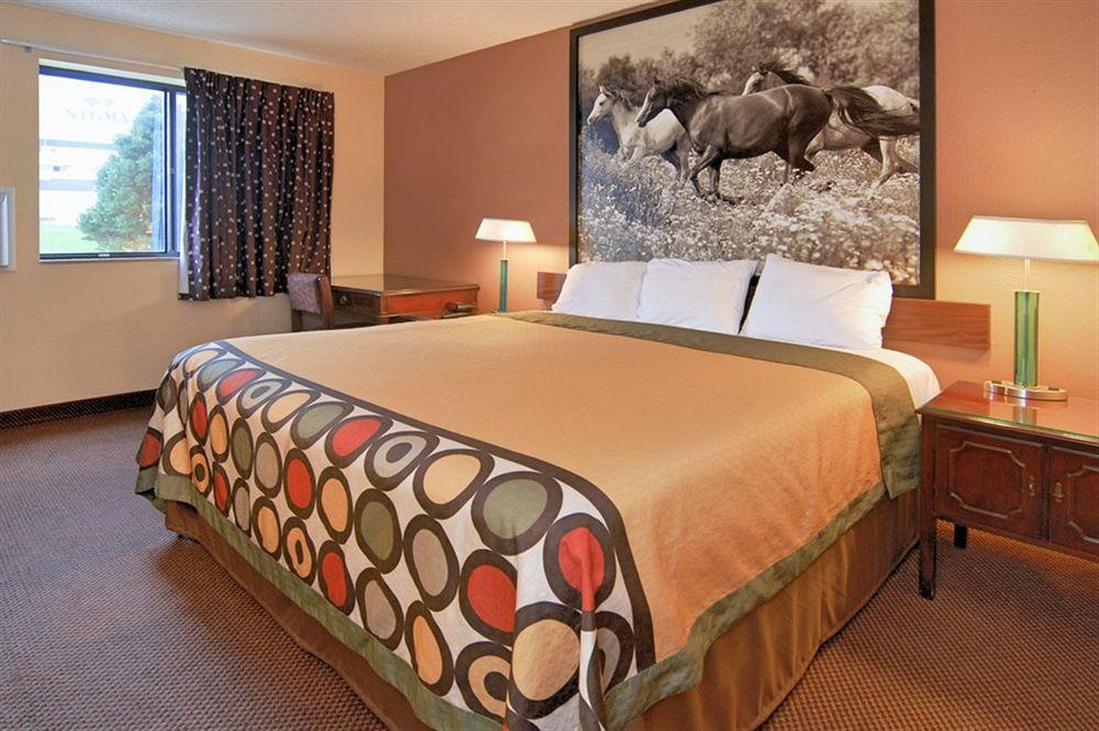 Super 8 By Wyndham Kansas City At Barry Road/Airport Екстер'єр фото